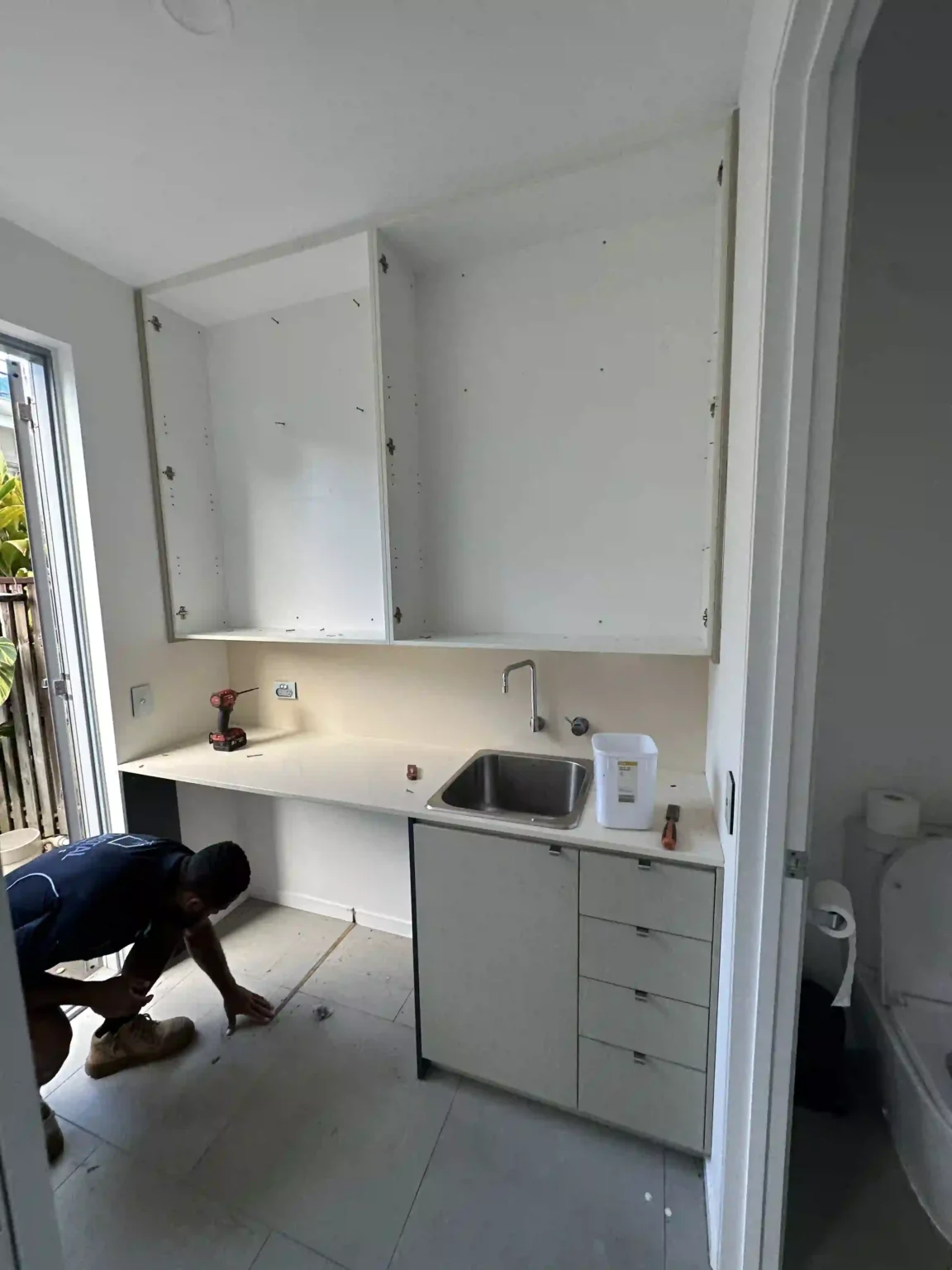 Palm Beach Ensuite & Laundry — photo 3